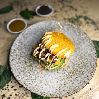 Суши бургер с тунцом и манго