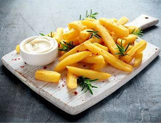 Patatas con salsa alioli (ración)