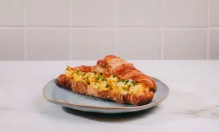 Croissant francês com ovo mexido