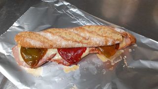 Bocata Lomo Con Queso Y Pimientos