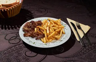 Ceafă de porc la grătar cu cartofi prăjiți