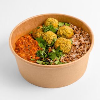 Kasza gryczana z sosem tofunese i klopsami wieloroślinnymi