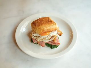 Мафін з яловичою котлетою та омлетом