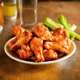 Asinhas de Frango Picantes no Prato