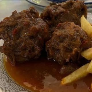 Ración De Huevos Rotos Con Migas De Rabo De Toro