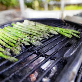 Пресни аспержи на Josper