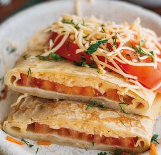 Блин с сыром и помидорчиком