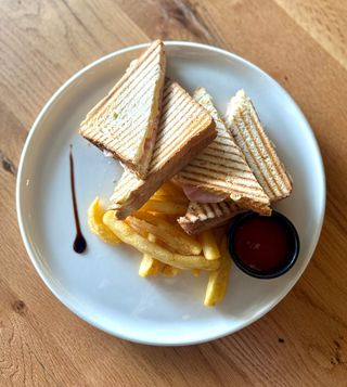 Tost sendvič sa kulenom 350gr