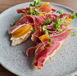 Брускети з прошутто та персиком