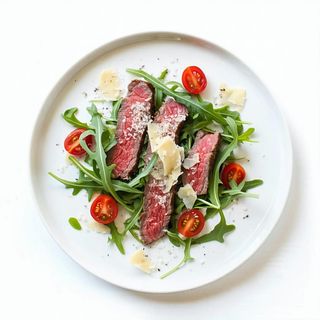 Tagliata di manzo, rucola, scaglie di grana, pomodorini