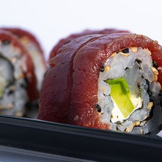 Uramaki De Atún Con Gamba Flambeada