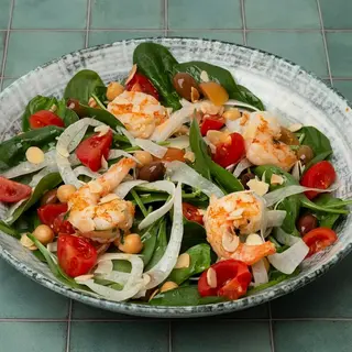 Insalata mista con gamberi, ceci e verdure