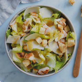 Insalata César Con Pollo Y Parmigiano