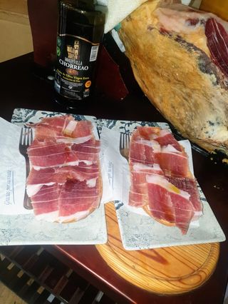 Media chapata de jamón Ibérico al corte con tomate natural