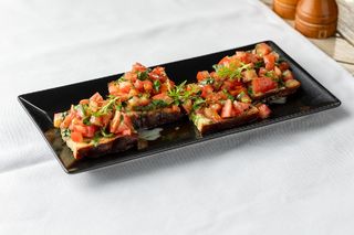 Bruschete cu roşii şi busuioc