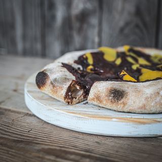 Pizza Cu Ciocolata Pesche E Amaretti