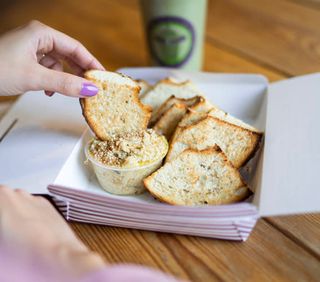 Hummus de berenjena + bagel sticks