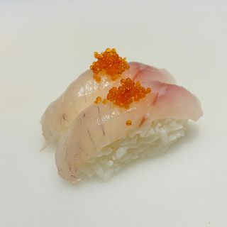 100. Nigiri de Lubina Flameado con Tobiko (2 Pzs.)