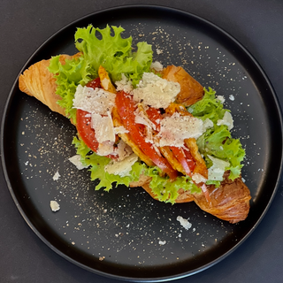 Croissant Cezar z kurczakiem