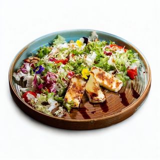 Salată cu halloumi la plită și ardei copți