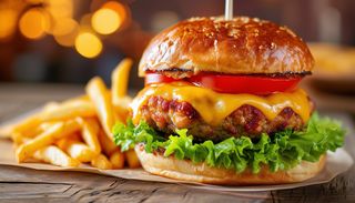 Burger de pui cu cartofi prajiti