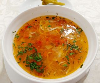 Ciorbă de pui cu tăiţei de casă şi ardei iute