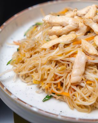 Spaghetti di riso con pollo