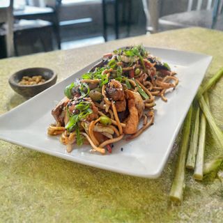 Noodles cu pui și legume