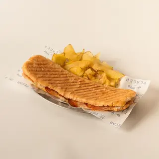 Bocadillo Lomo de Cebo Ibérico y Queso con Patatas Artesanales