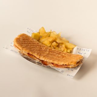 Bocadillo Lomo de Cebo Ibérico y Queso con Patatas Artesanales