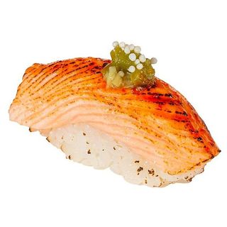 Nigiri z opalonym łososiem