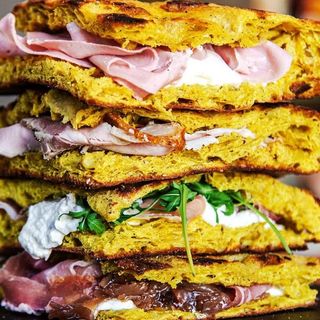 Schiacciata cipolla caramellata, stracchino, rucola