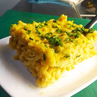 Macarrones con queso con postre y bebida