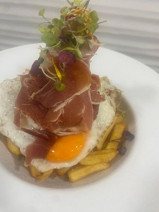 Huevos Rotos Con Patatas Y Jamón