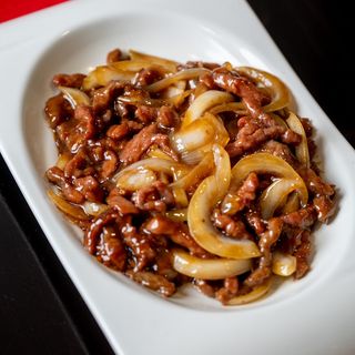 70. Ternera con cebollas