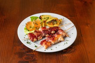 Pileći ražnjići u slanini 