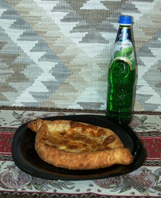 Chaczapuri Adżarskie Trzy Sery i Suszone Pomidory + lemoniada  0,5l