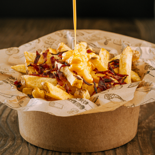 Patatas con queso fundido y bacon