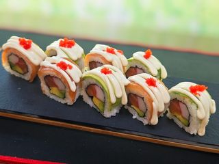 58. Dragón Roll De Arcoíris Salmón