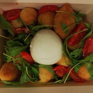 Gnocco fritto con mozzarella di bufala, rucola e pomodorini