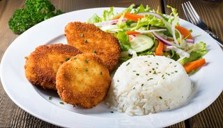 Kotlet schabowy z ryż czosnkowy i surówka