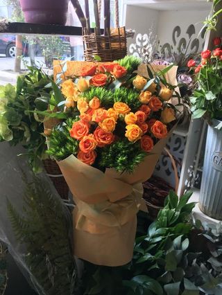 10.სტაფილოსფერი  ჯუჯა ვარდების და ქრიზანთემების თაიგული