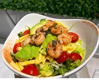 Salată cu fructe de mare
