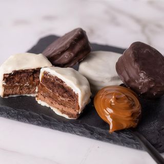 Alfajor de chocolate negro