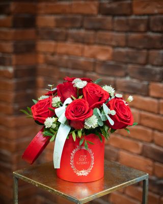 Cutie cu 11 trandafiri si eucalipt