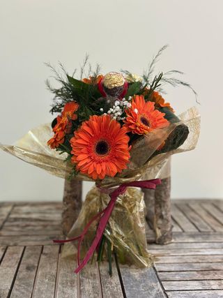 Bouquet com 6 Gerberas e 1 Chocolate