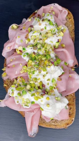 Bruschetta salame rosa e pistacchio