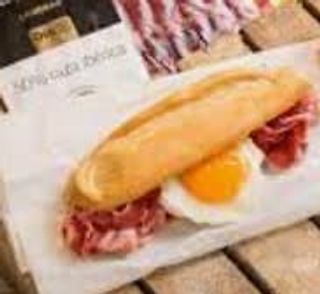 Montado De Jamón Con Tomate Y Huevo