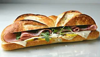 Panino bresaola, scaglie di grana, rucola e limone