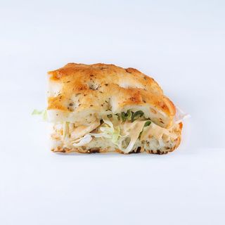 Tandori Chicken: Bagheta, mustar, morcovi, piept de pui, maioneza, varza rosie, ou, rosii, salata creata